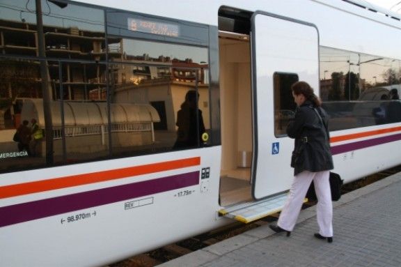 Una usuària a punt d'entrar a un tren regional de Renfe a Girona.