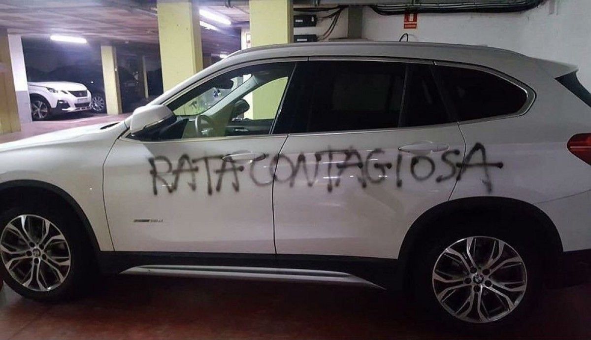 El cotxe amb la pintada de «rata contagiosa» a Barcelona.