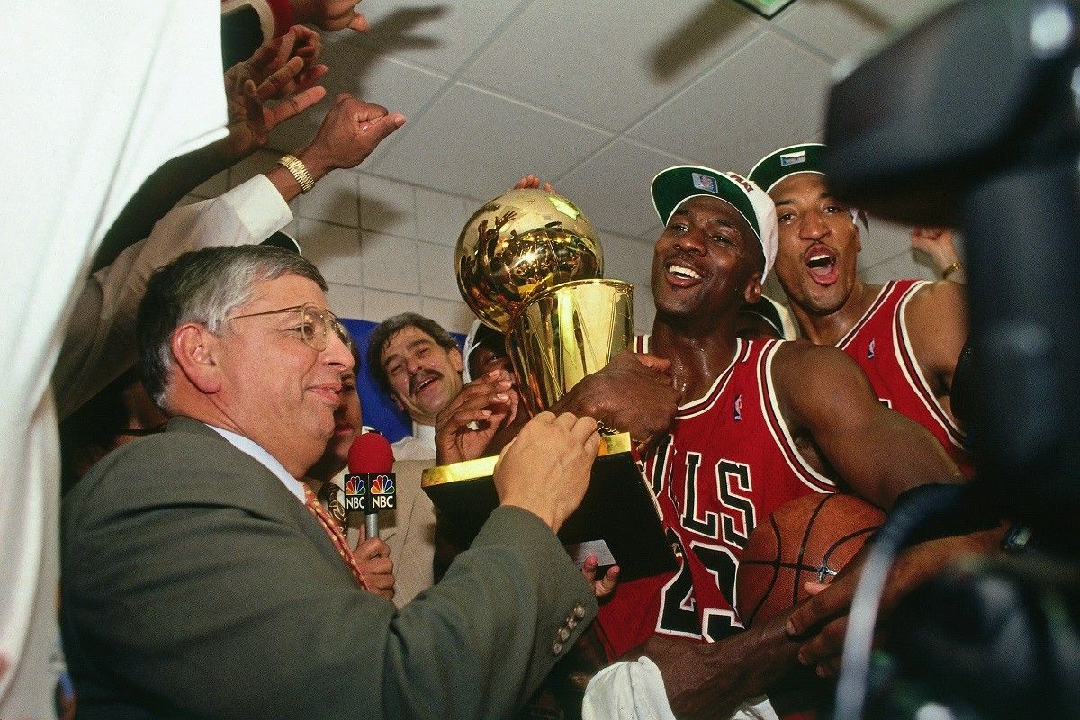 Michael Jordan, celebrant un dels sis campionats de l'NBA que va aconseguir durant la seva carrera