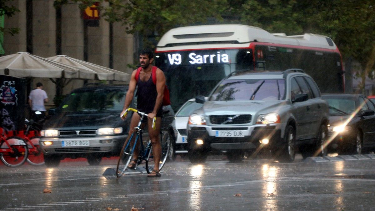 Un ciclista, a l'avinguda Paral·lel de Barcelona, en una imatge d'arxiu