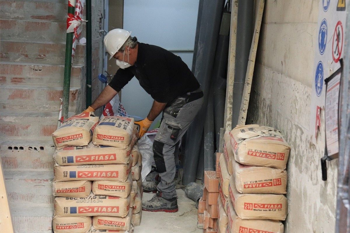 Un treballador del sector de la construcció en un portal en obres al carrer Diputació de Barcelona