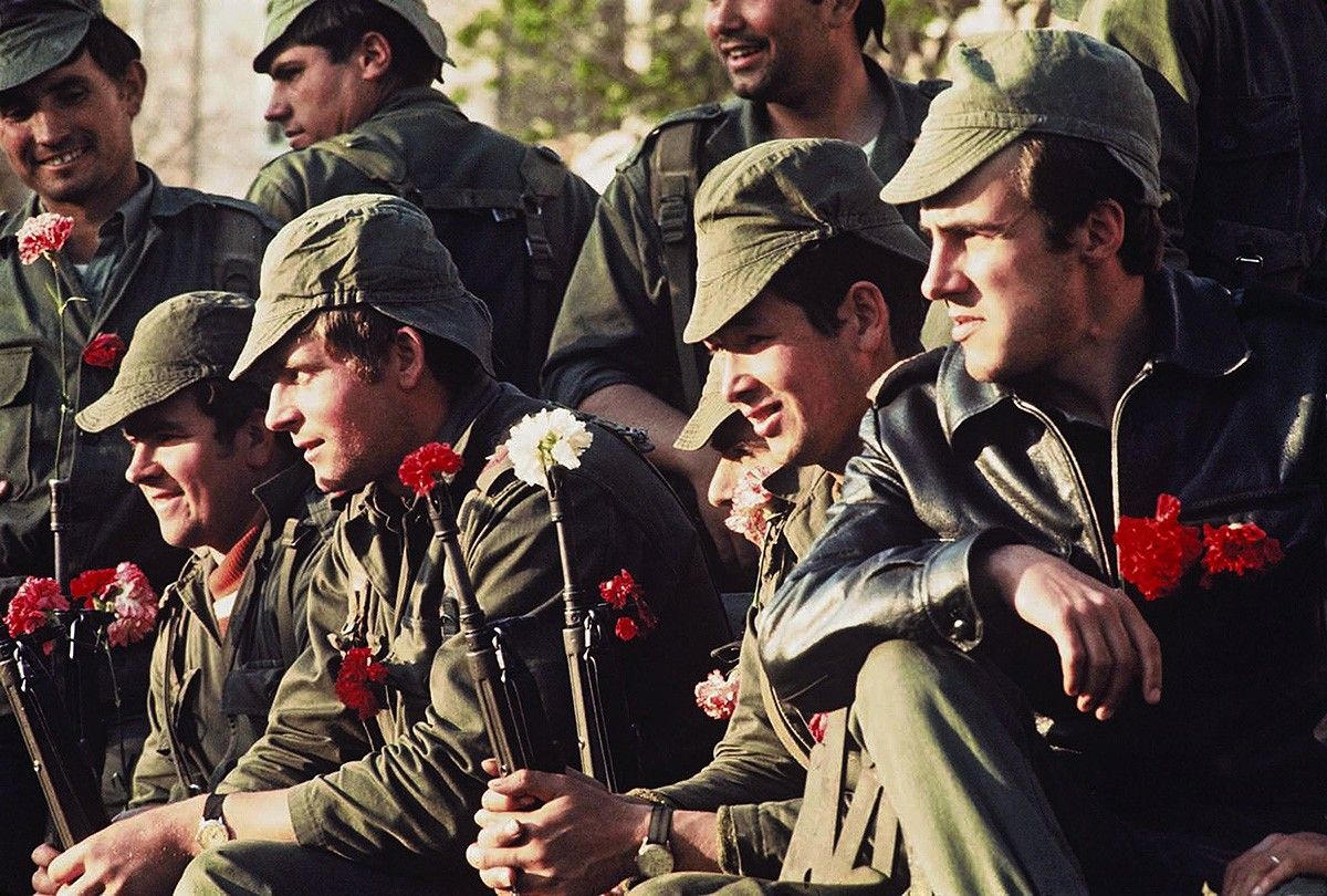 Un grup de soldats durant la Revolució dels Clavells de 1974.
