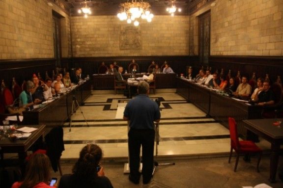 Un moment de la intervenció del portaveu de l'Associació de Veïns de Santa Eugènia, que aquest vespre ha encetat les intervencions ciutadans als plens de Girona