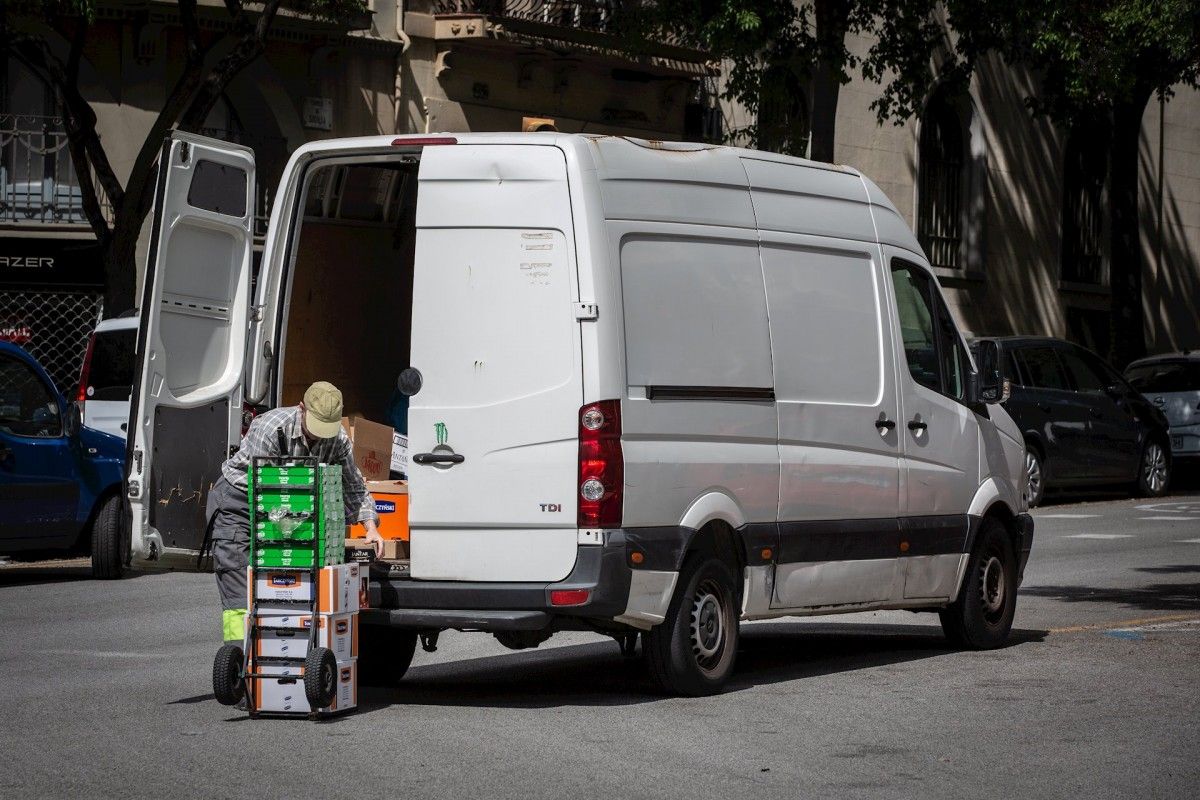 Un treballador descarrega la furgoneta a Barcelona. 