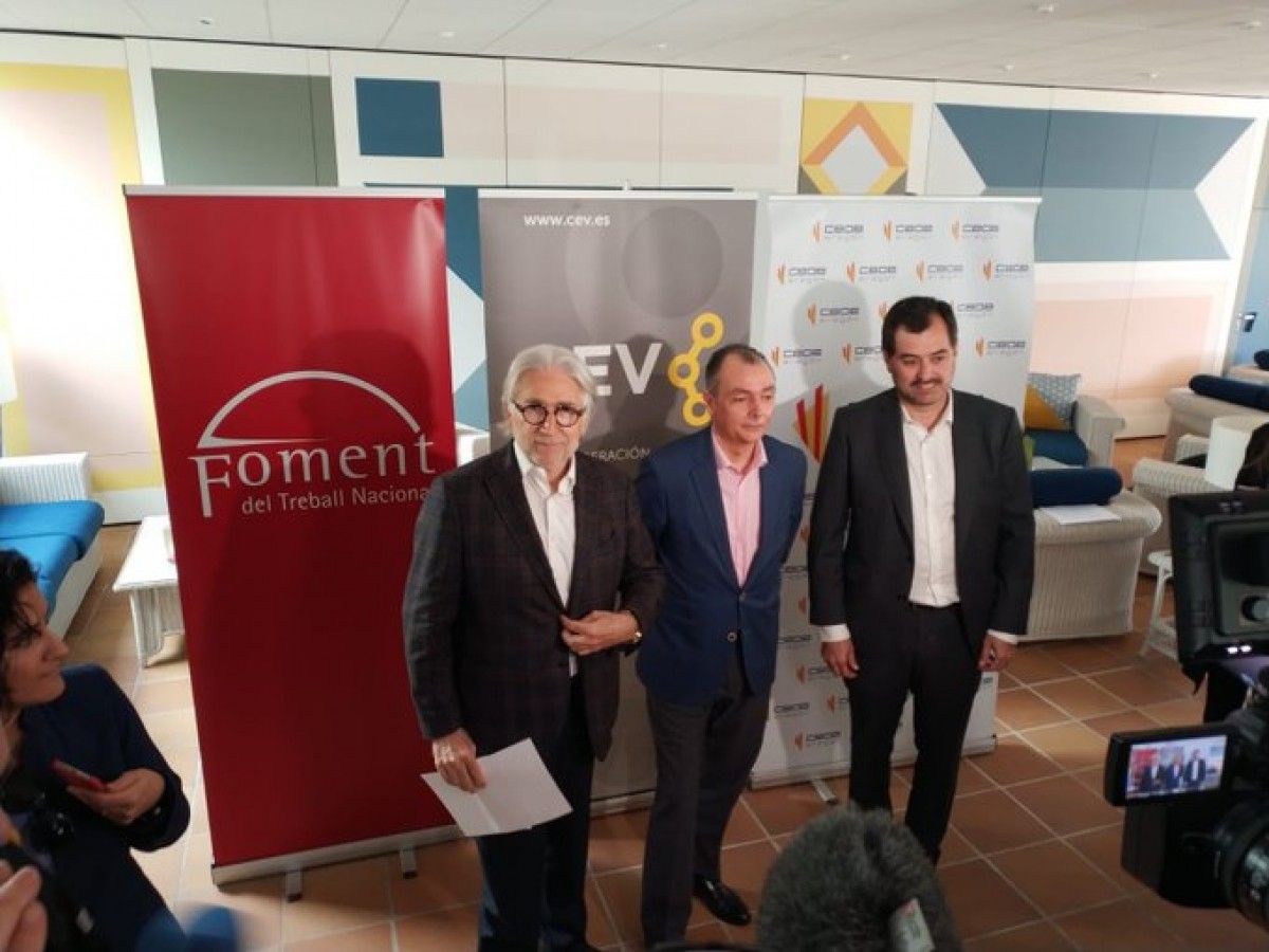 El president de Foment, Josep Sánchez Llibre, amb altres dirigents empresarials.