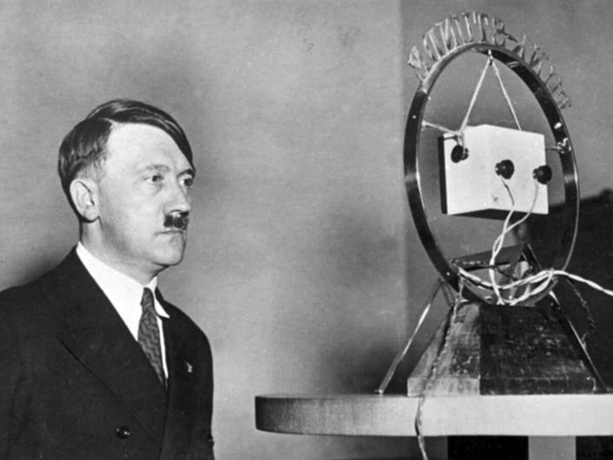 Adolf Hitler fent un discurs per ràdio després de prendre el poder.