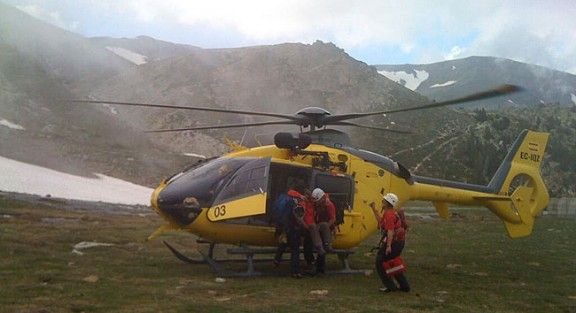 L'helicòpter realitzant el rescat al coll de la Marrana.