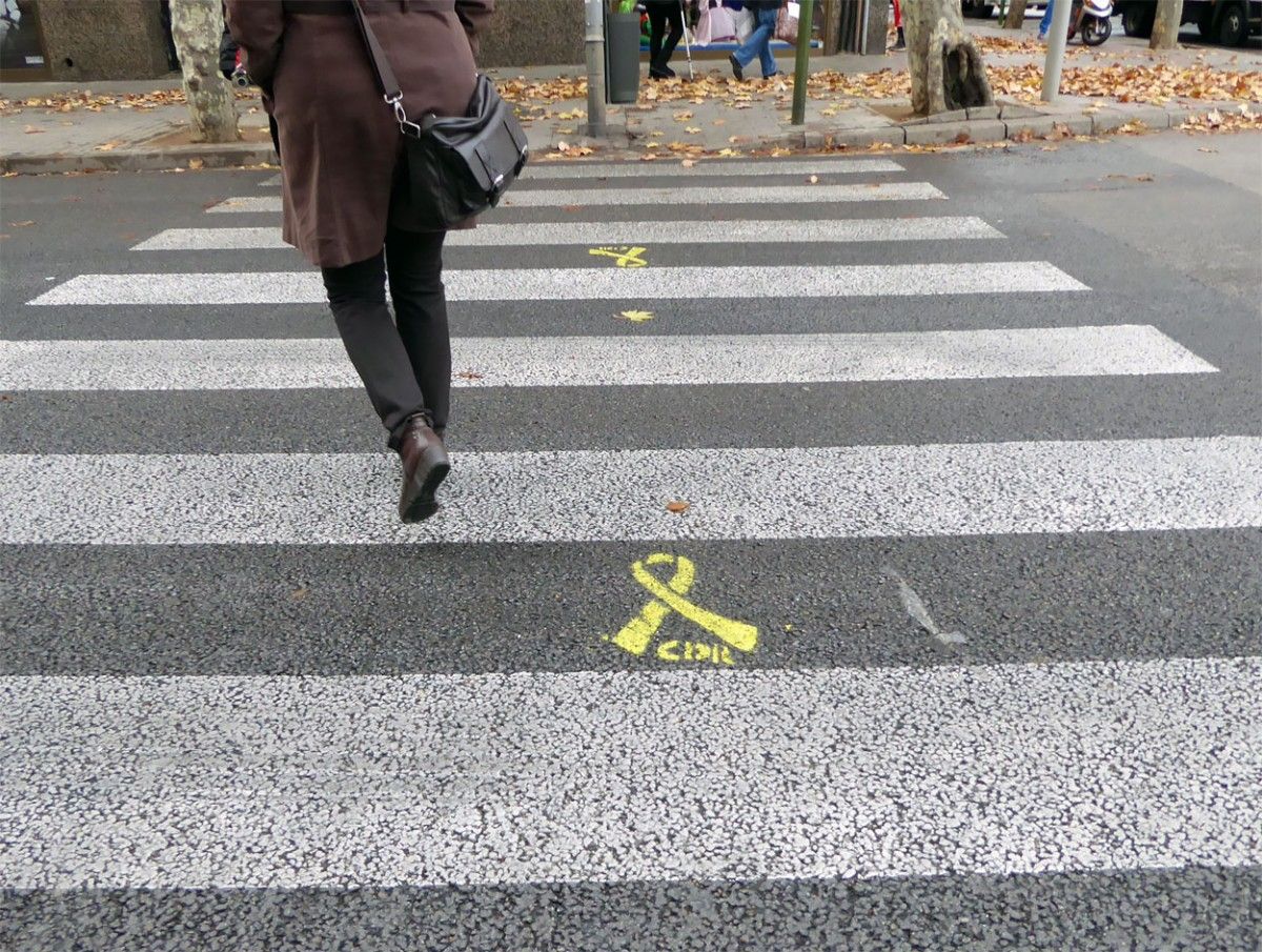Un llaç groc en un pas de vianants de Sabadell