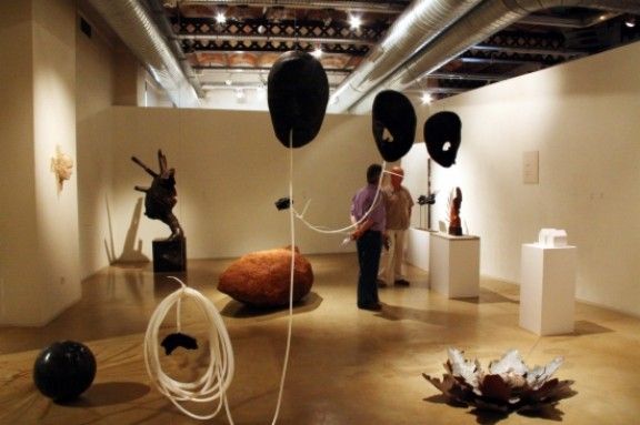 Algunes de les obres que formen l'exposició 'Fet al taller BDN' al Museu d'Escultura Contemporània Can Mario de Palafrugell.