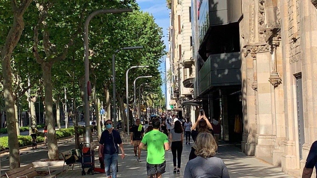 Persones passejant per Barcelona aquest cap de setmana