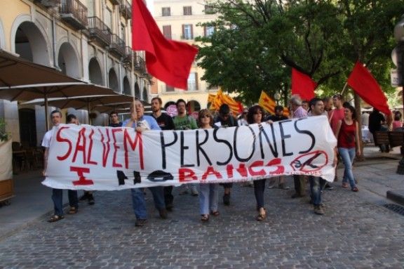 La manifestació en contra les retallades socials ha recorregut els carrers més cèntrics de la ciutat de Girona.