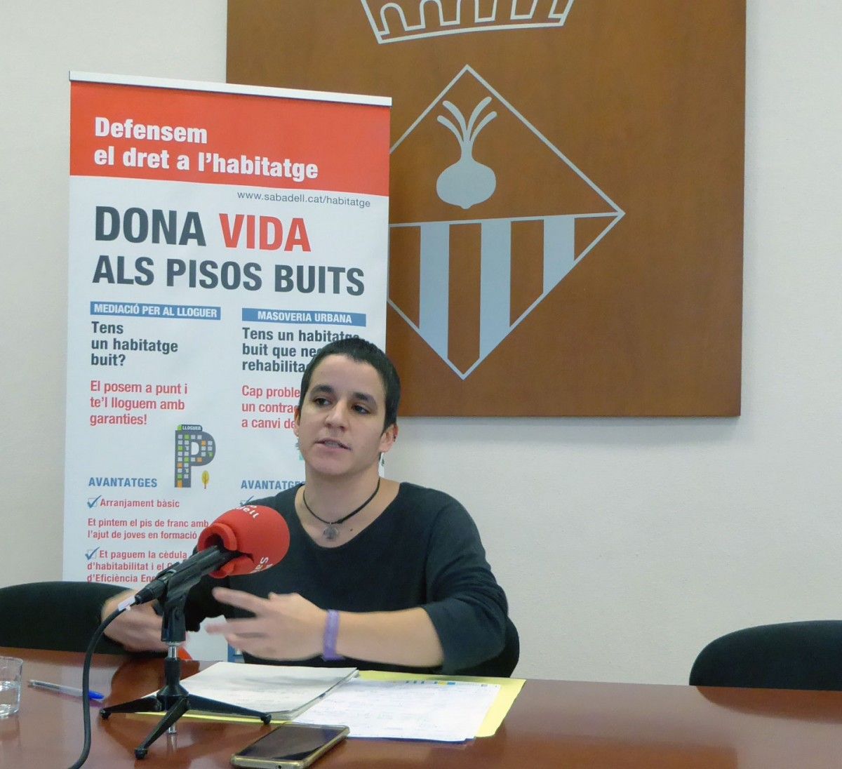 La regidora d'Habitatge, Glòria Rubio, explicant les sancions a bancs