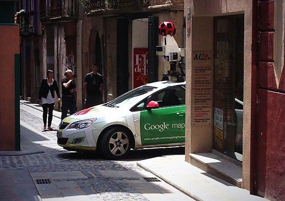 El cotxe de Google Street View en plena Vila Vella de Sant Joan.