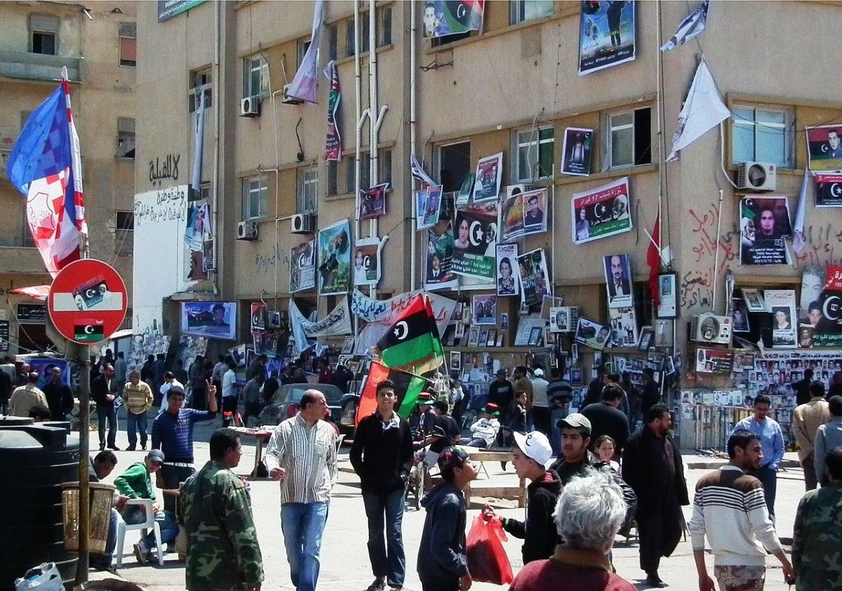 Una bandera del Nacional acompanya centenars de retrats de víctimes de la revolta contra Gaddafi en un plaça del centre de Bengasi, l’abril de 2011
