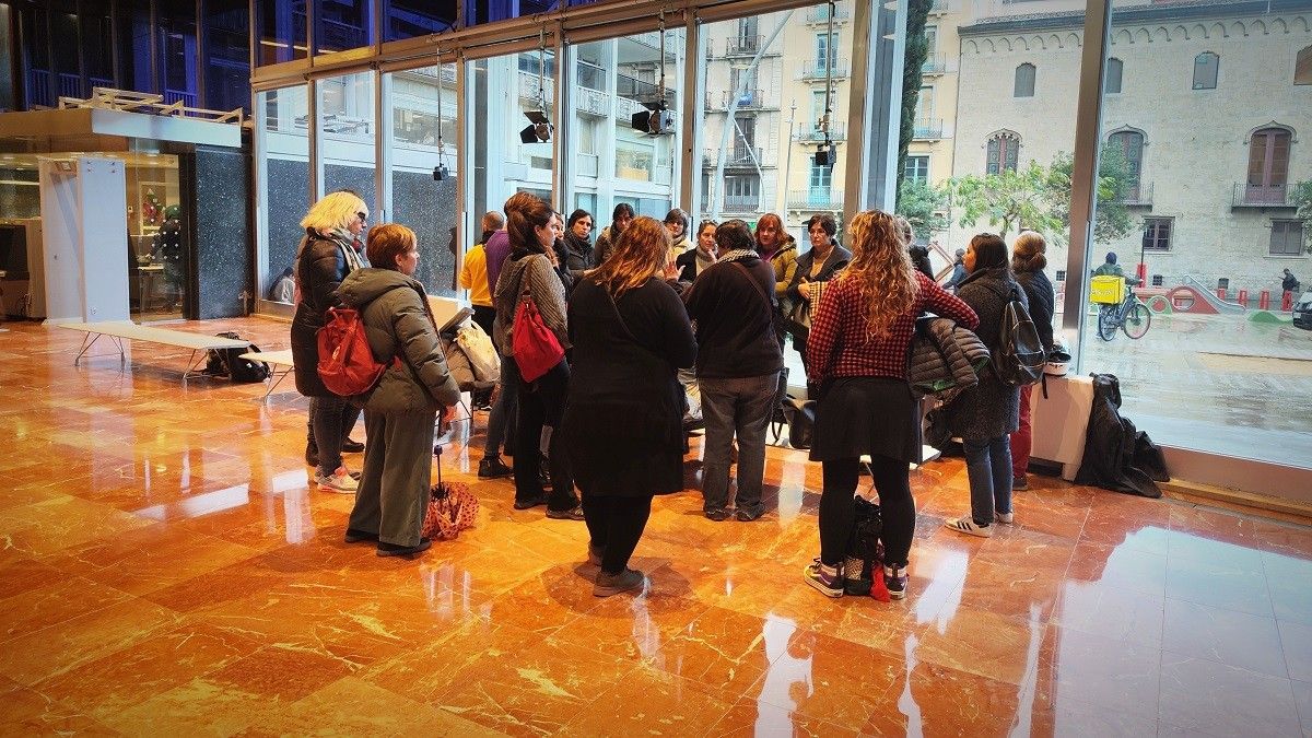 Treballadores del servei d'atenció de violència masclista a Barcelona, SARA, reunides