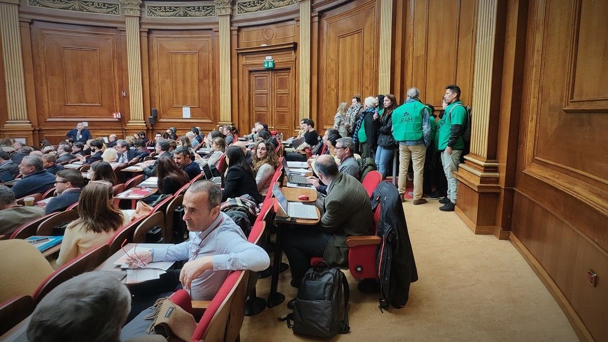 Activistes de la PAH irrompent a l'Il·lustre Col·legi de l'Advocacia de Barcelona, en una jornada sobre ocupació