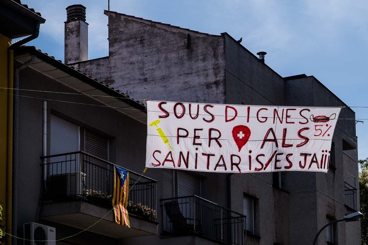 Una pancarta, a Manlleu, demana sous dignes pels sanitaris