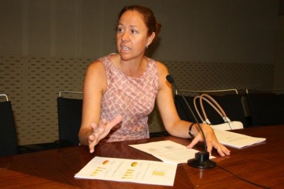 La tinenta d'alcalde i regidora de Promoció i Ocupació, Marta Madrenas, durant la presentació dels resultats de l'enquesta de les Fires de Girona