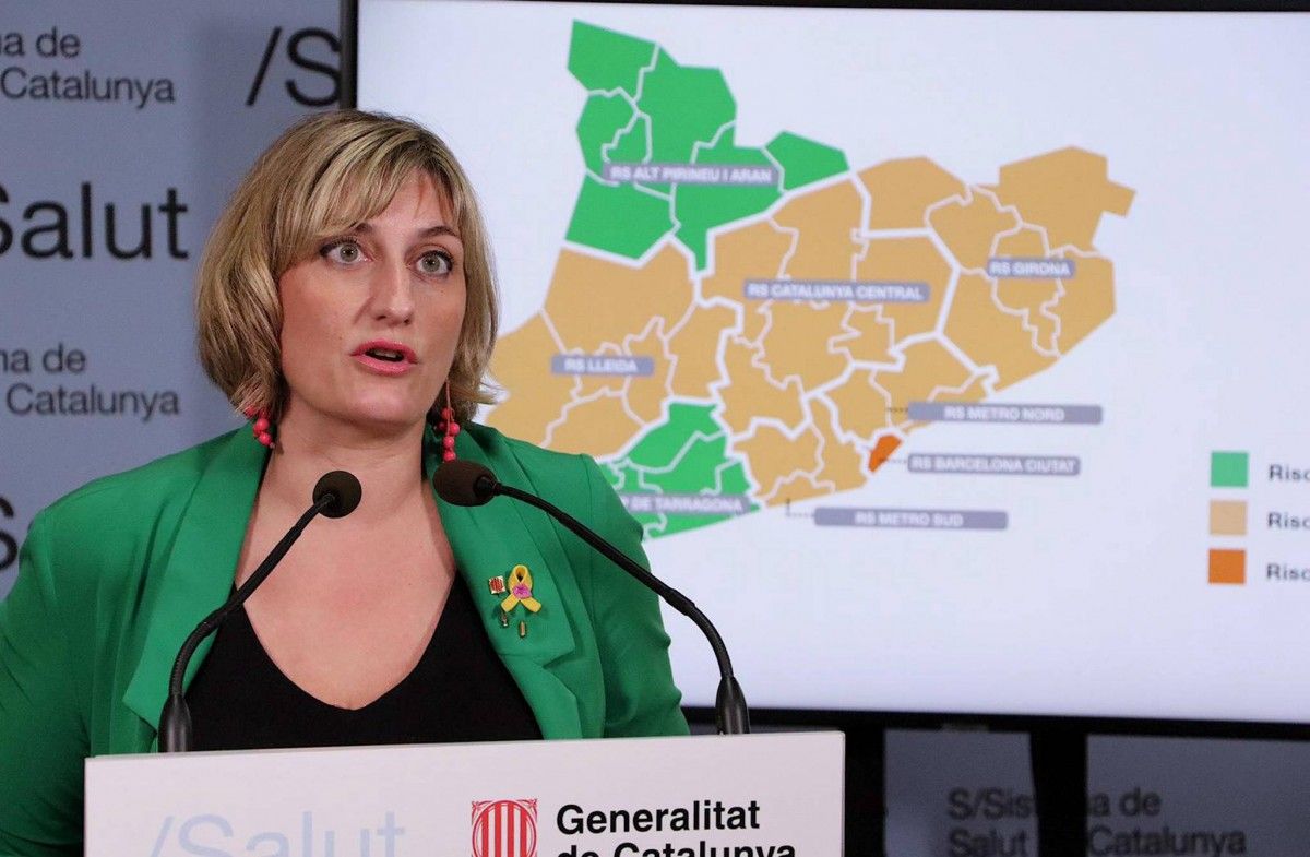 La consellera Alba Vergés amb el mapa de les regions sanitàries