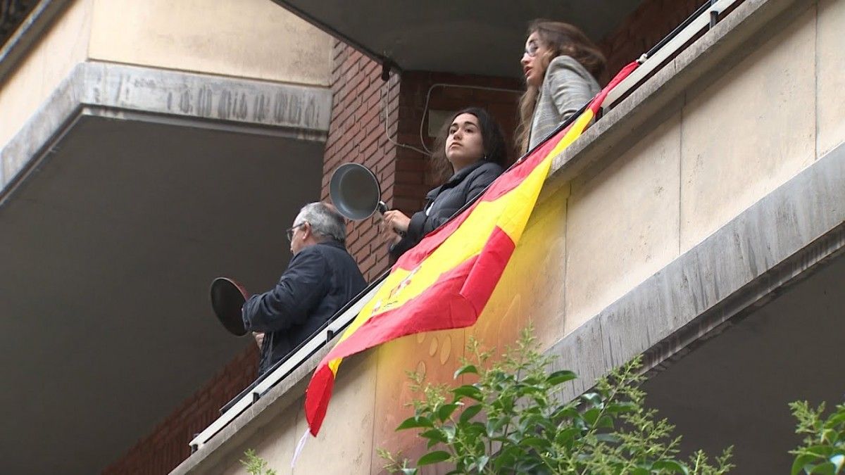 Veïns del barri de Salamanca protesten contra el govern de Pedro Sánchez.