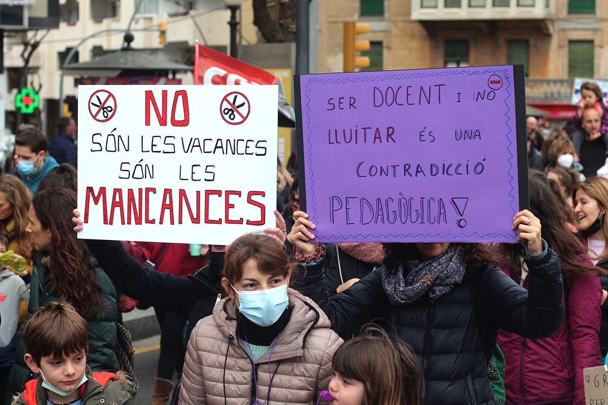 Manifestants durant una vaga de docents a Tarragona, en una imatge d'arxiu