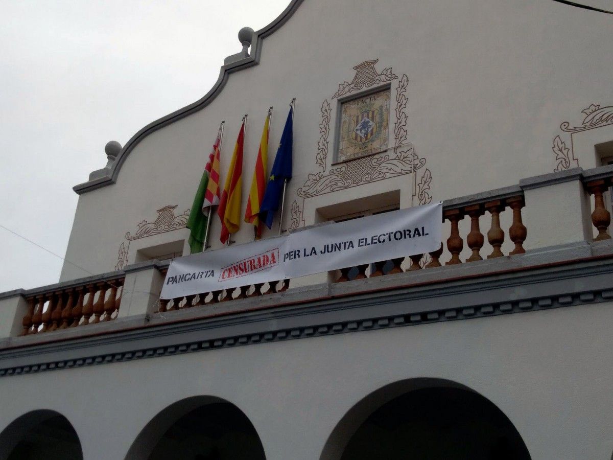 La nova pancarta que ha desplegat al balcó l'Ajuntament de Cerdanyola