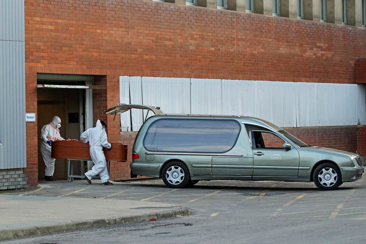 Els serveis funeraris transportant un taüt en plena crisi del coronavirus