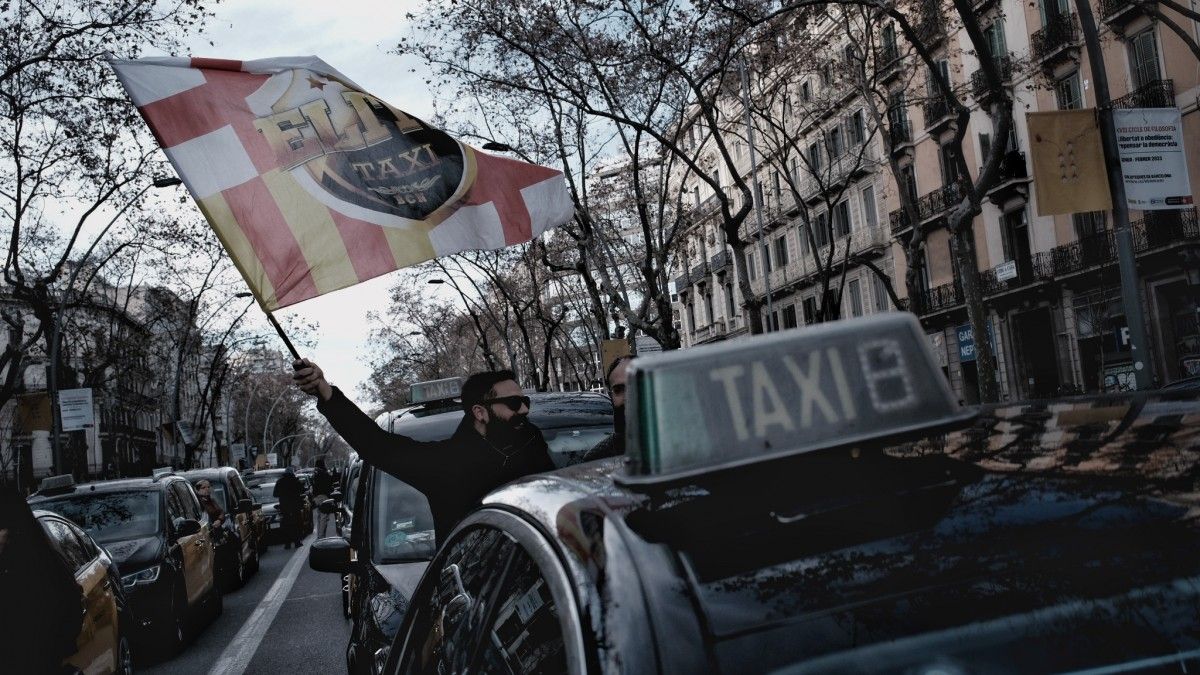 Un taxista, durant l'última protesta al cor de Barcelona.