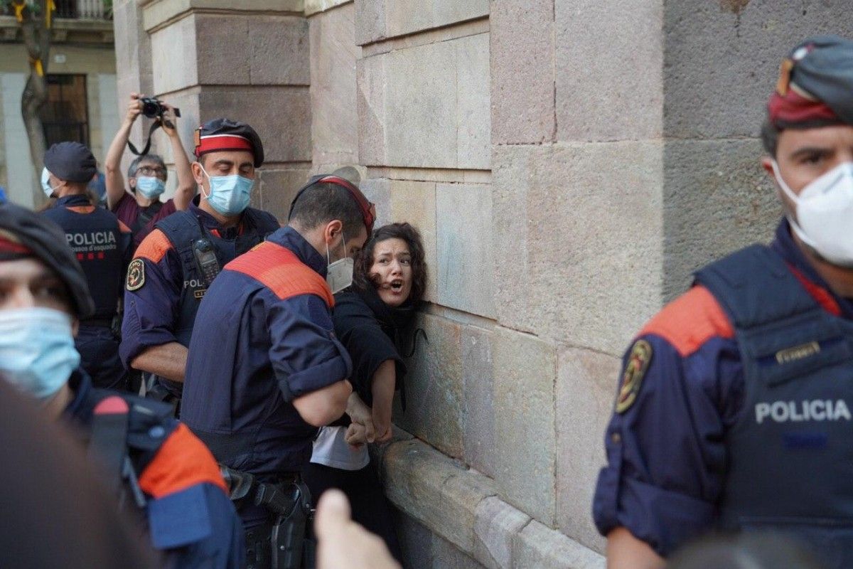 Una manifestant detinguda pels Mossos el passat dimarts a Gràcia
