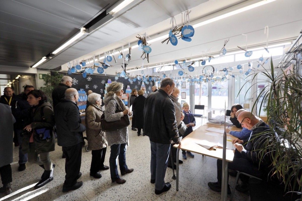Ciutadans votant a l'Escola Nostra Llar de Sabadell