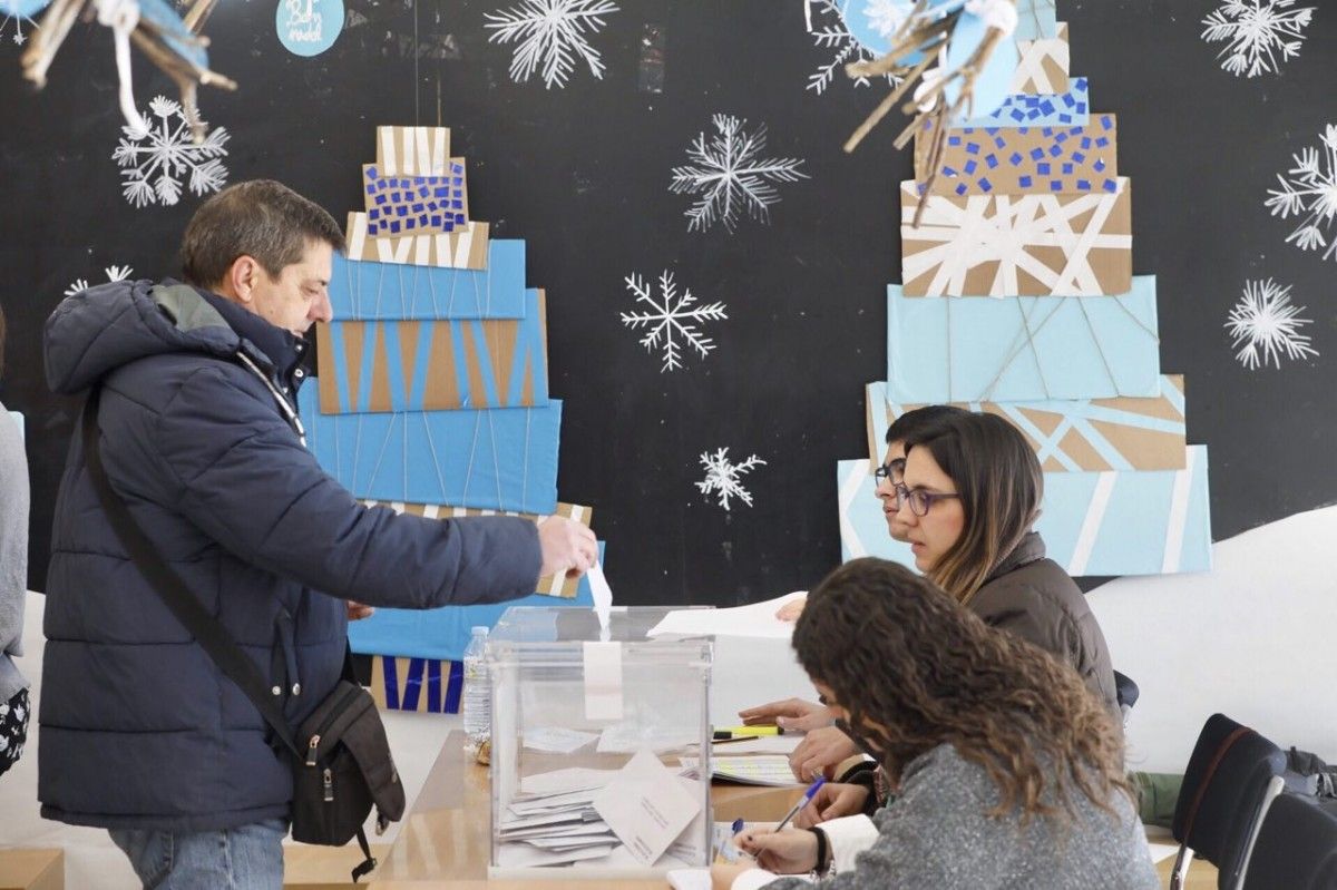 Un home vota a l'escola Nostra Llar de Sabadell, guarnida per Nadal