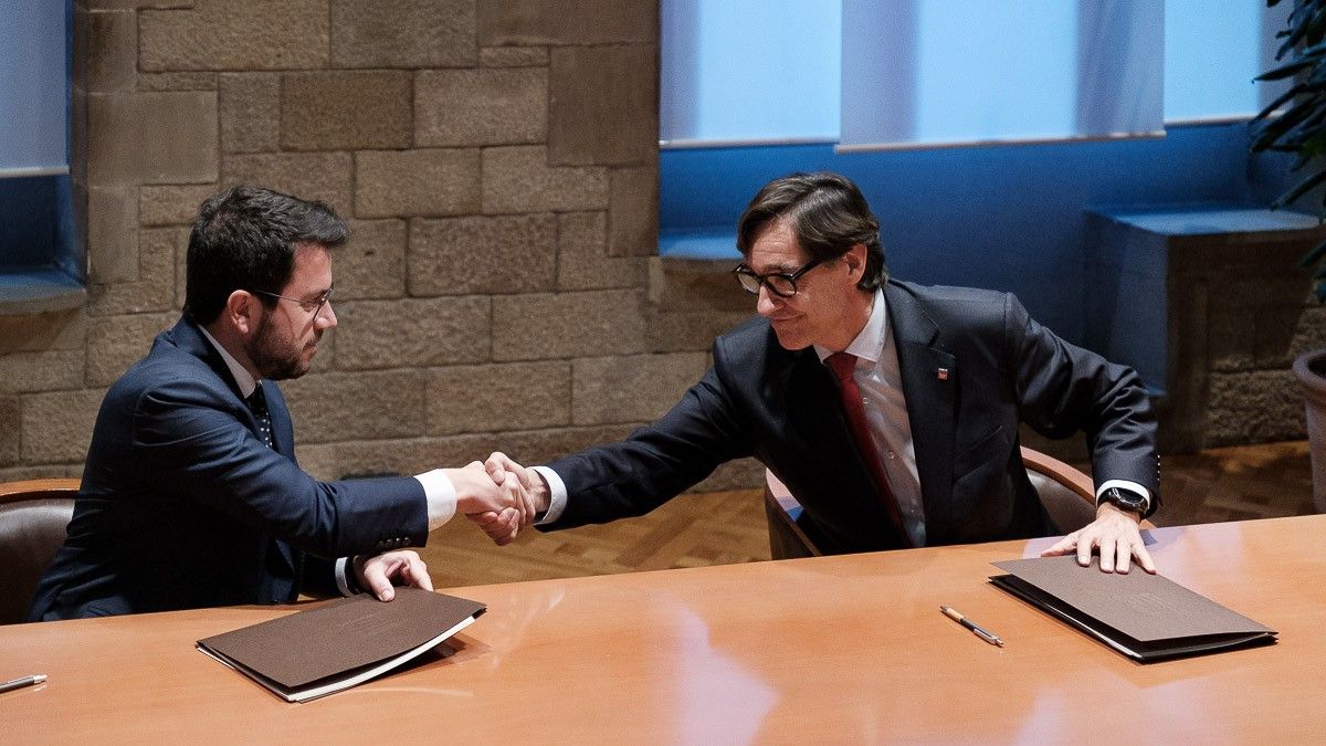 Pere Aragonès i Salvador Illa, quan van segellar l'acord de pressupostos de l'any passat.