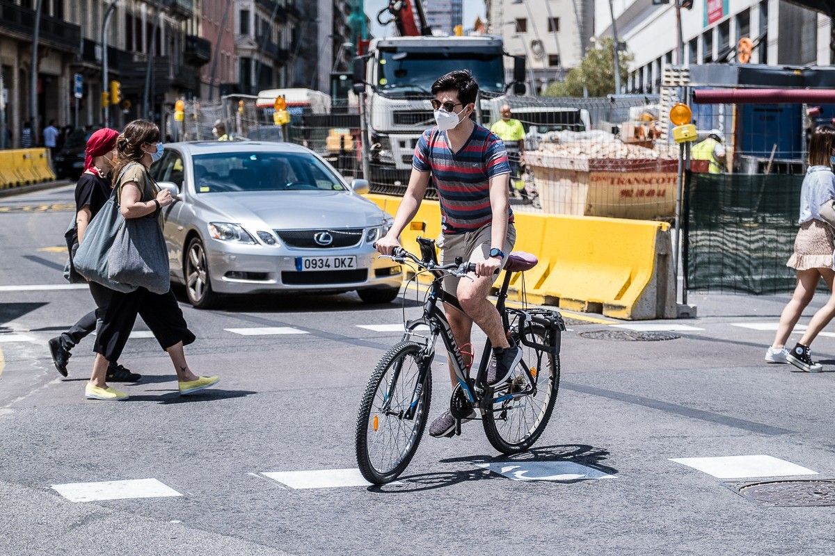Un ciclista a la Barcelona en fase 1