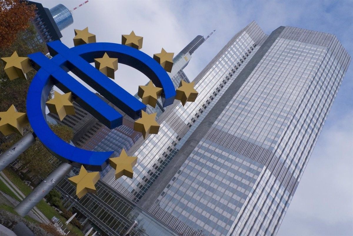 Escultura d'un euro davant del Banc Central Europeu (BCE)