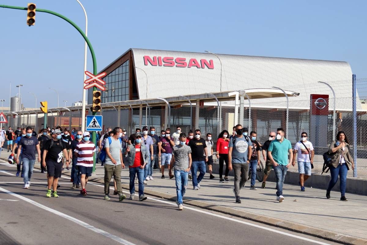 Treballadors de Nissan, al voltant de la fàbrica de Zona Franca, aquest dijous.