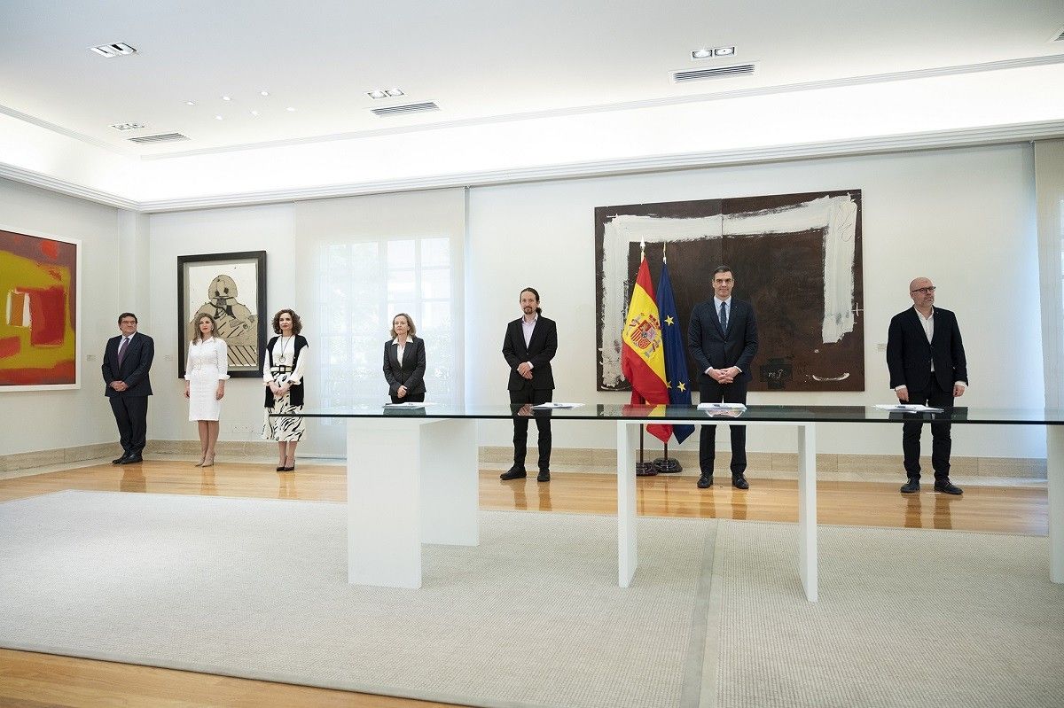 Pedro Sánchez i Pablo Iglesias, flanquejats per ministres del govern espanyol