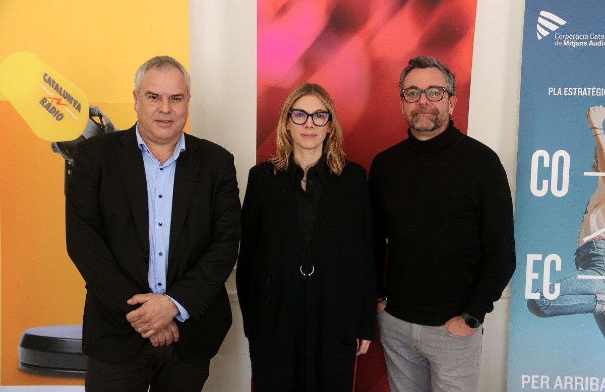 El director de Catalunya Ràdio, Jordi Borda; la presidenta de la CCMA, Rosa Romà; i el cap de programes de l'emissora, Santi Faro