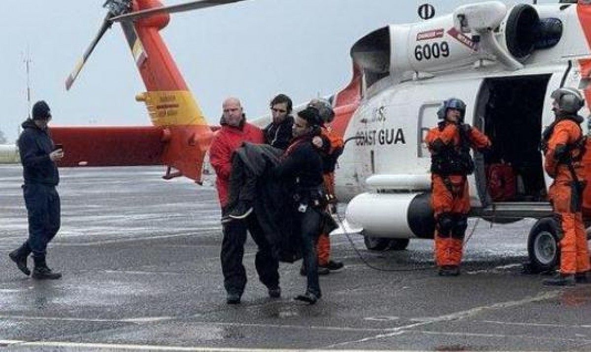 L'home rescatat arriba a la Base Astoria de la Guàrdia Costanera