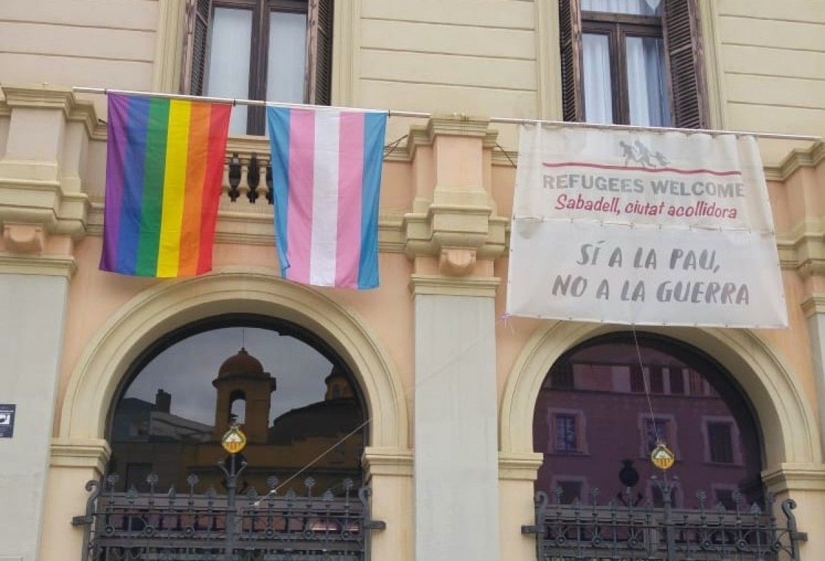 Bandera irisada i trans a la façana de l'Ajuntament de Sabadell el passat 17 de maig
