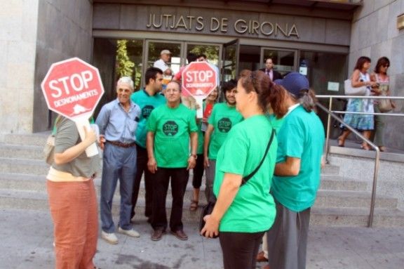 Membres de la PAH davant els Jutjats de Girona aquest dijous.