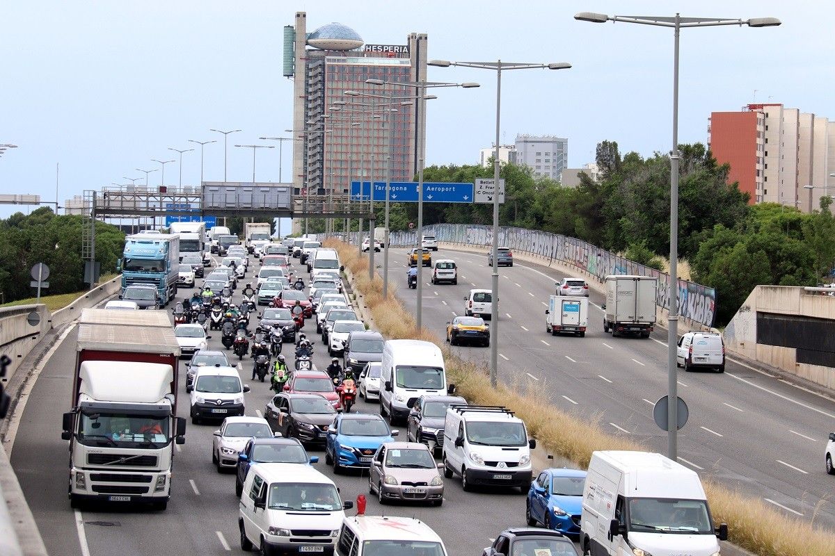 Centenars de cotxes participen en la marxa lenta