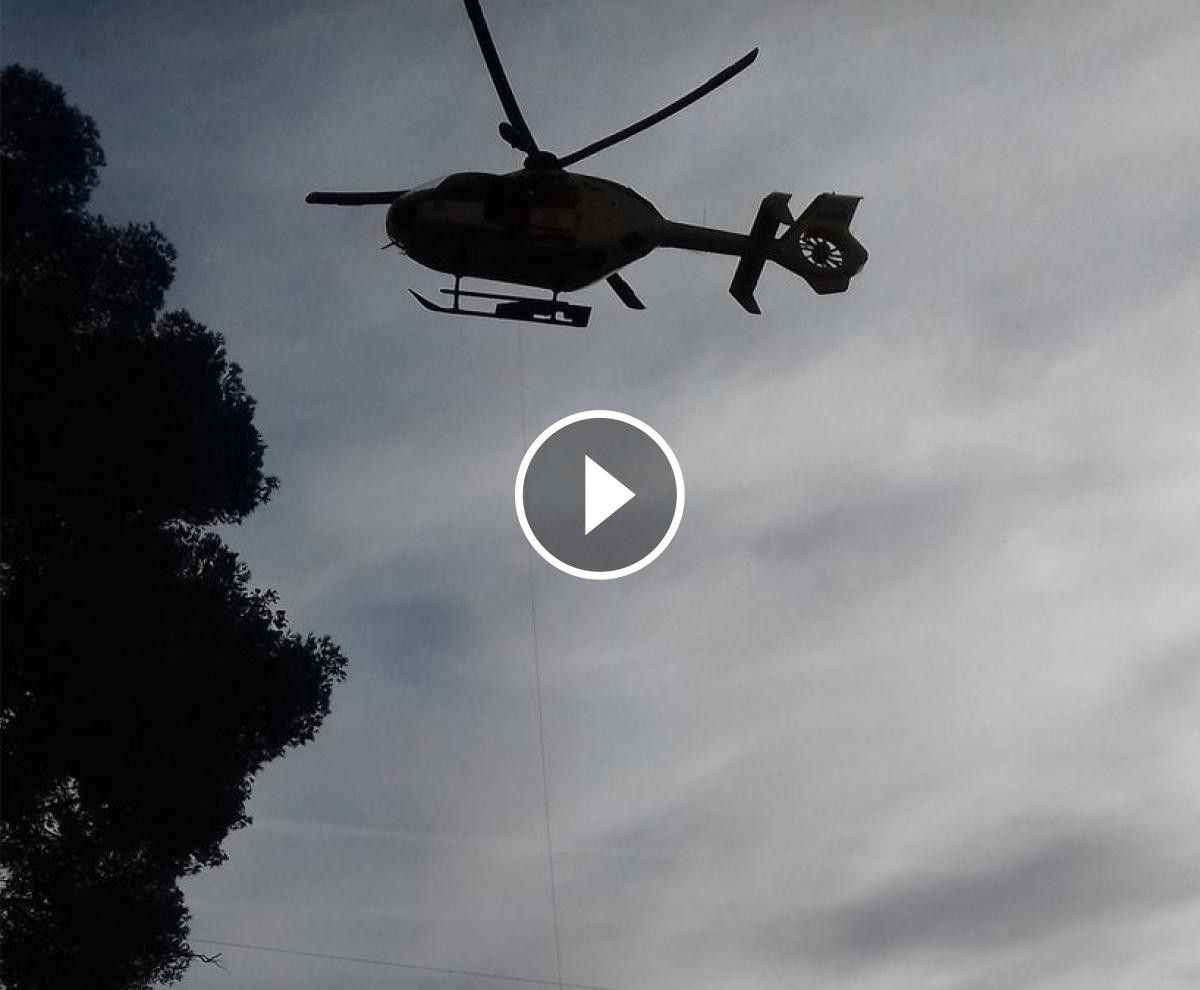 L'helicòpter durant les maniobres de rescat del jove de 18 anys
