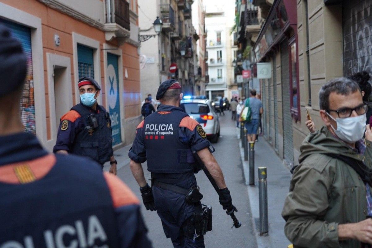 Jordi Arasa en un operatiu per dissoldre una concentració al barri de Gràcia durant la pandèmia