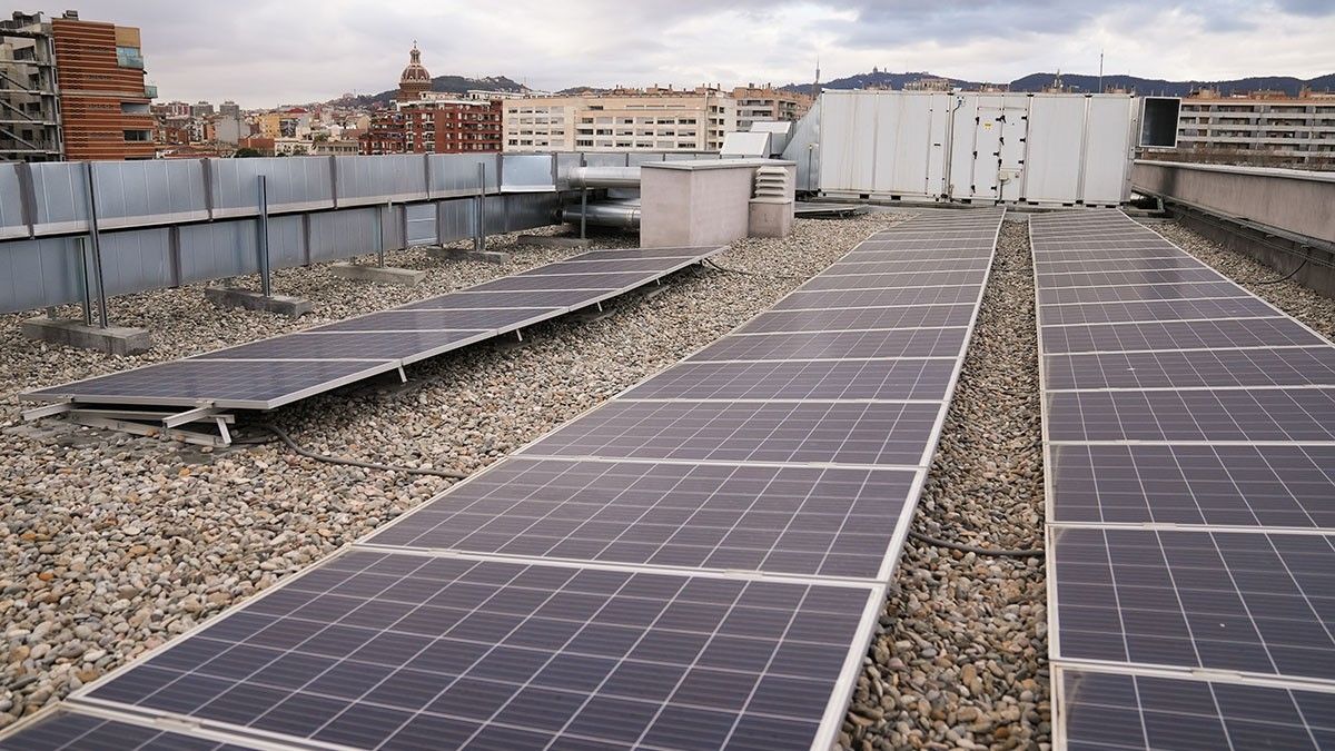 Plaques fotovoltaiques en una escola pública de Barcelona