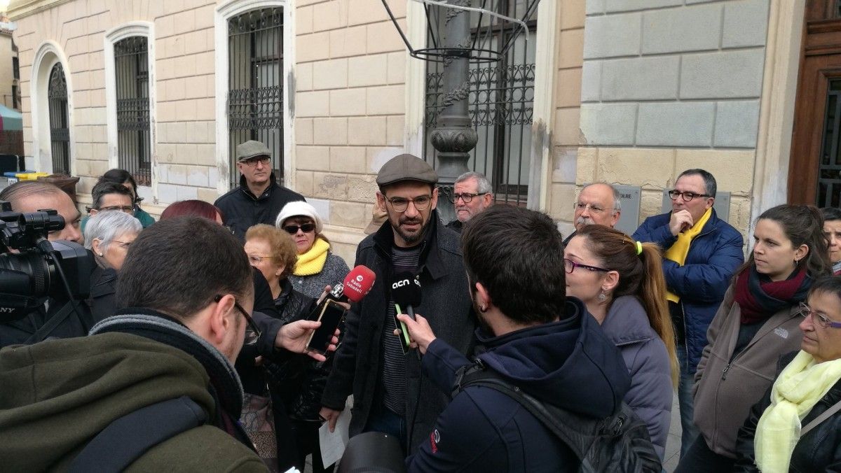 L'alcalde, Maties Serracant, anunciant el sobreseïment de la causa.