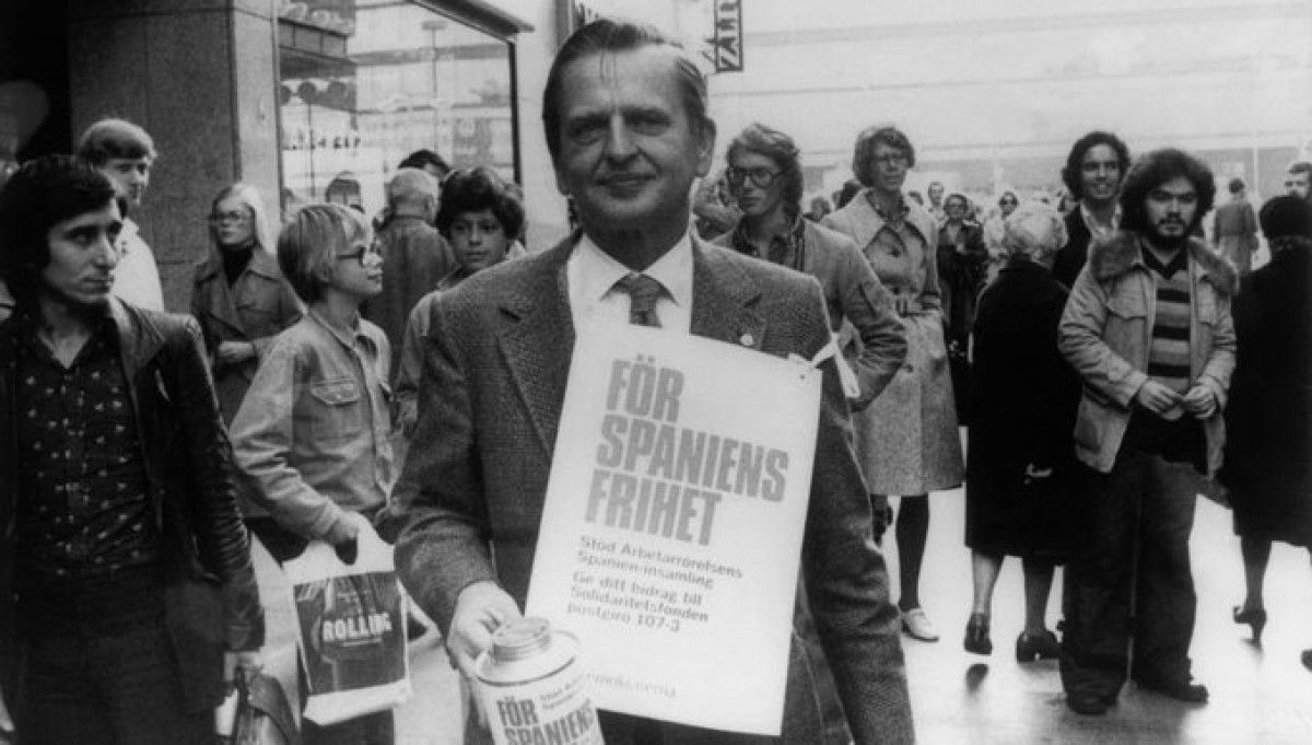 Olof Palme demanant ajuda pels antifranquistes pels carrers d'Estocolm, quan era primer ministre.