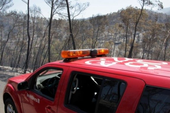 Un cotxe de Bombers patrulla la zona calcinada per l'incendi de l'Alt Empordà.