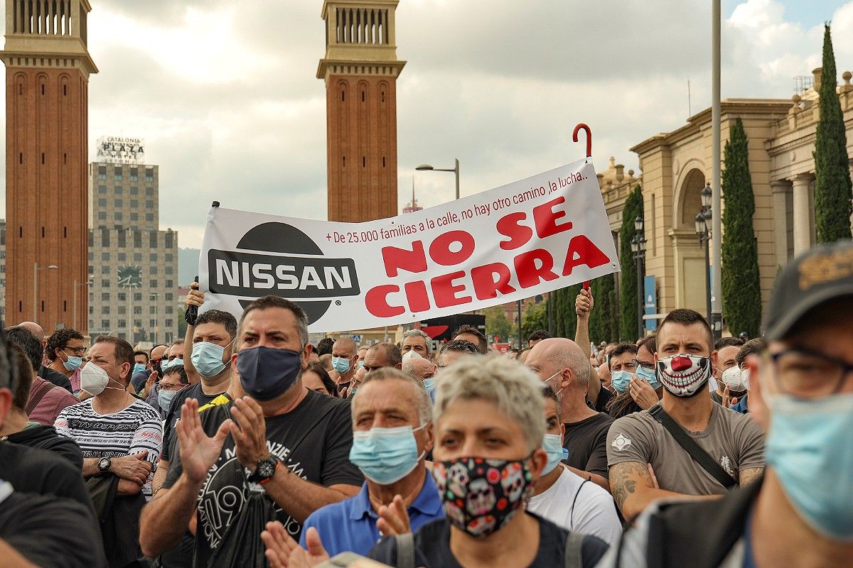 Protesta dels treballadots de Nissan a l'avinguda Maria Cristina 
