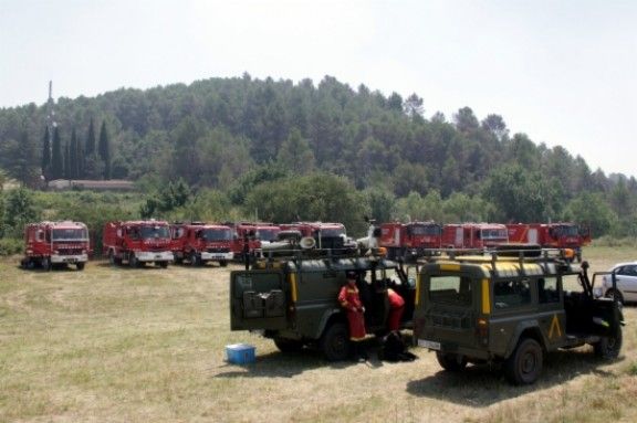 Punt de trobada dels efectius dels Bombers i de l'exercit que treballen en la zona sud de l'incendi de l'Alt Empordà.
