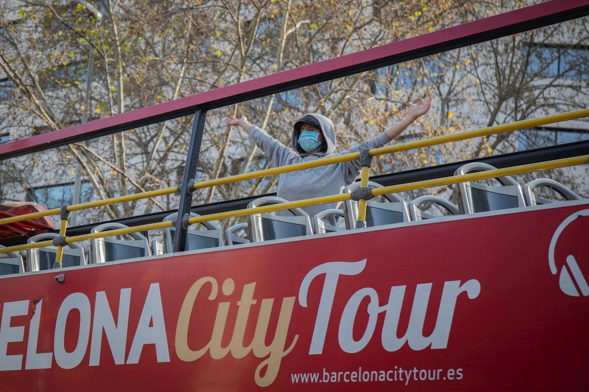 Un bus turístic circula per Barcelona. 
